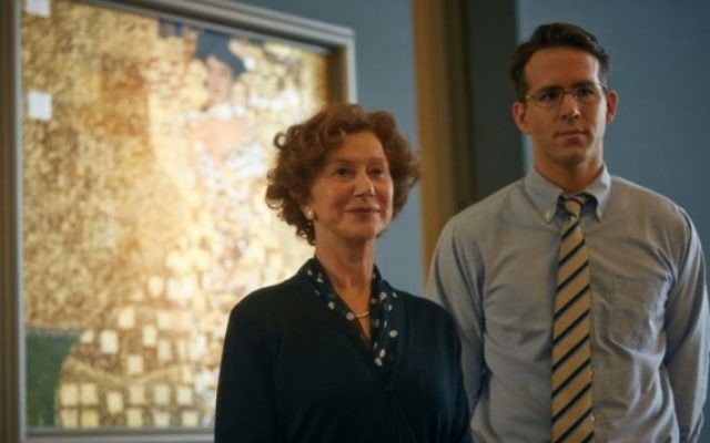 L'actrice Helen Mirren avec Ryan Reynolds, debout en face du célèbre « Portrait d'Adele Bloch-Bauer » de Gustav Klimt. (Crédit : The Weinstein Company)