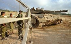 Un soldat israélien ouvre le portail de la frontière Nord pour le retrait de Tsahal du Liban, en 2000 (Photo: Flash90)