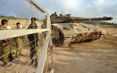 Un soldat israélien ouvre le portail de la frontière Nord pour le retrait de Tsahal du Liban, en 2000 (Photo: Flash90)