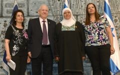 Reuven Rivlin reçoit des familles de donneurs d'organes à sa résidence de Jérusalem.
