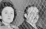 Julius et Ethel Rosenberg derrière une importante grille métallique, après avoir été jugés coupables. (Crédit : Domaine public/Wikimedia)