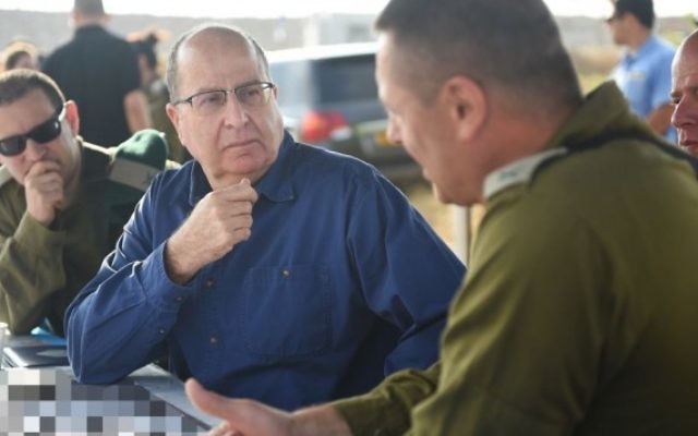 Le ministre de la Défense, Moshe Yaalon, pendant un exercice d'entraînement, le 7 mai 2015 (Crédit photo: Diana Hananshvili / Ministère de la Défense)