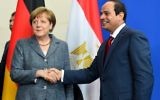 La chancelière allemande Angela Merkel et le président égyptien Abdel Fattah al-Sisi se serrent la main après une conférence de presse le 3 juin 2015 à la Chancellerie à Berlin (Crédit : AFP PHOTO / TOBIAS SCHWARZ)