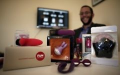 Le rabbin israélien, Natan Alexander, vend en ligne des sex-toys casher (Crédit : AFP PHOTO / THOMAS COEX)
