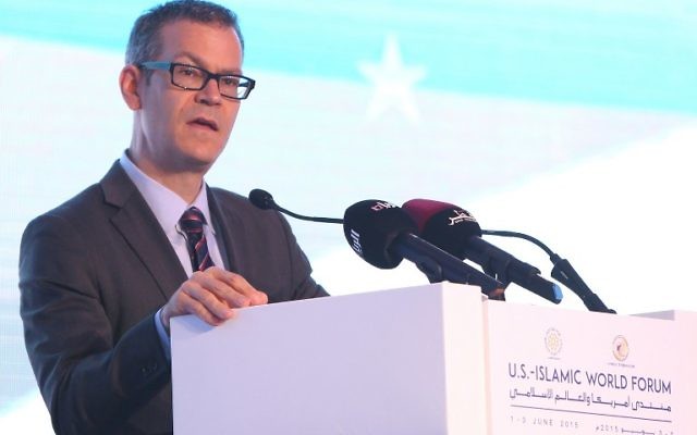 Le conseiller à la sécurité nationale des États-Unis, Colin Kahl, prononce un discours lors d'une table ronde dans le cadre d'un Forum mondial le 1er juin 2015 dans le capitale qatarie, Doha (Crédit : AFP PHOTO / STR)