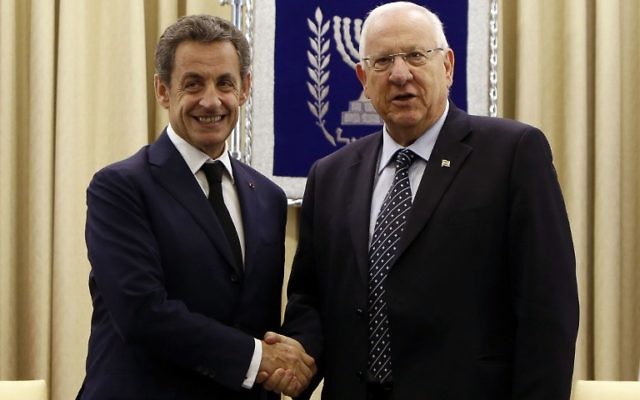 Le président israélien Reuven Rivlin serre la main de l'ancien président français et le chef du principal parti d'opposition de droite de la France "Les Républicains", Nicolas Sarkozy (à gauche) le 8 juin 2015 lors d'une réunion à la résidence présidentielle à Jérusalem (Crédit : AFP PHOTO / GALI TIBBON) Le président israélien Reuven Rivlin serre la main de l'ancien président français et le chef du principal parti d'opposition de droite de la France "Les Républicains", Nicolas Sarkozy (à gauche) le 8 juin 2015 lors d'une réunion à la résidence présidentielle à Jérusalem (Crédit : AFP PHOTO / GALI TIBBON)