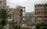 Des maisons classées au patrimoine mondiale de l'UNESCO dans la vieille ville de la capitale yéménite Sanaa en partie détruites le 12 juin 2015 suite à une frappe aérienne menée par l'Arabie saoudite (Crédit : AFP PHOTO / MOHAMMED HUWAIS)