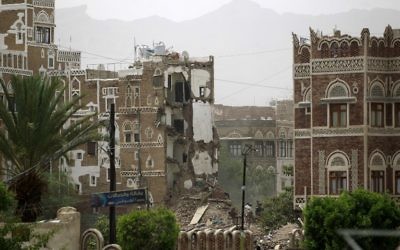 Des maisons classées au patrimoine mondiale de l'UNESCO dans la vieille ville de la capitale yéménite Sanaa en partie détruites le 12 juin 2015 suite à une frappe aérienne menée par l'Arabie saoudite (Crédit : AFP PHOTO / MOHAMMED HUWAIS)