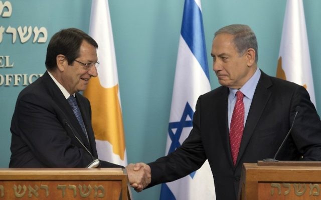 Le Premier ministre israélien, Benjamin Netanyahu, serre la main du président chypriote, Nicos Anastasiades (à gauche) à Jérusalem le 15 juin 2015 (Crédit : AFP PHOTO / POOL / ABIR SULTAN) Le Premier ministre israélien, Benjamin Netanyahu, serre la main du président chypriote, Nicos Anastasiades (à gauche) à Jérusalem le 15 juin 2015 (Crédit : AFP PHOTO / POOL / ABIR SULTAN)