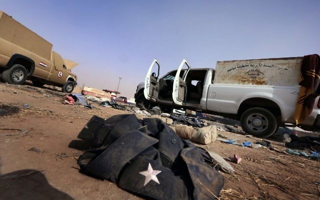 Une photo prise le 11 juin 2014 montre une veste et des bottes appartenant aux forces de sécurité irakiennes qui jonchent sur le sol au point de contrôle de Kukjali armée à 10km à l'est de la ville de Mossoul, le jour après que des militants sunnites, y compris les combattants du groupe djihadiste État islamique ont envahi la ville. Dans l'année, le groupe a proclamé son « califat ». Le groupe Etat islamique est devenu l'organisation djihadiste la plus infâme du monde, attirant des combattants internationaux et répandant la peur avec des actes de violence extrême. Le groupe a proclamé son califat décrit le 29 Juin 2014, exhortant les musulmans à travers le monde à prêter allégeance à son chef Abou Bakr al-Baghdadi, rebaptisé calife Ibrahim. Le groupe a saisi territoire dans le nord et l'ouest de l'Irak et de l'est et du nord de la Syrie. (Crédit : AFP / SAFIN HAMED) Une photo prise le 11 juin 2014 montre une veste et des bottes appartenant aux forces de sécurité irakiennes qui jonchent sur le sol au point de contrôle de Kukjali armée à 10km à l'est de la ville de Mossoul, le jour après que des militants sunnites, y compris les combattants du groupe djihadiste État islamique ont envahi la ville. Dans l'année, le groupe a proclamé son « califat ». Le groupe Etat islamique est devenu l'organisation djihadiste la plus infâme du monde, attirant des combattants internationaux et répandant la peur avec des actes de violence extrême. Le groupe a proclamé son califat décrit le 29 Juin 2014, exhortant les musulmans à travers le monde à prêter allégeance à son chef Abou Bakr al-Baghdadi, rebaptisé calife Ibrahim. Le groupe a saisi territoire dans le nord et l'ouest de l'Irak et de l'est et du nord de la Syrie. (Crédit : AFP / SAFIN HAMED)