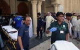 Les secouristes koweïtiens tirant des civières  à l'extérieur de la mosquée chiite Al-Imam al-Sadeq après qu'il a été ciblé par un attentat suicide pendant la prière du vendredi 26 juin 2015, à Koweït City (Crédit : AFP PHOTO / YASSER AL-ZAYYAT)