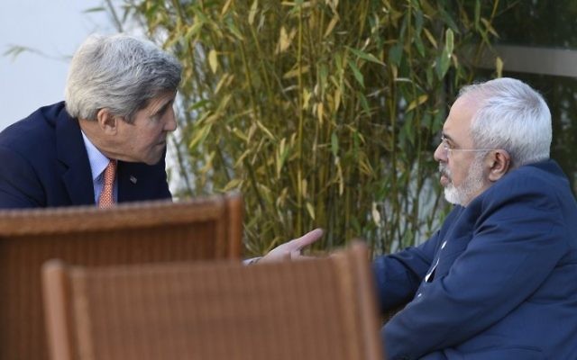Le secrétaire d'Etat américain John Kerry (à gauche) avec le ministre iranien des Affaires étrangères Mohammad Javad Zarif à Genève, Suisse, 30 mai 2015. (Crédit : AFP / Susan Walsh, Pool) Le secrétaire d'Etat américain John Kerry (à gauche) avec le ministre iranien des Affaires étrangères Mohammad Javad Zarif à Genève, Suisse, 30 mai 2015. (Crédit : AFP / Susan Walsh, Pool)