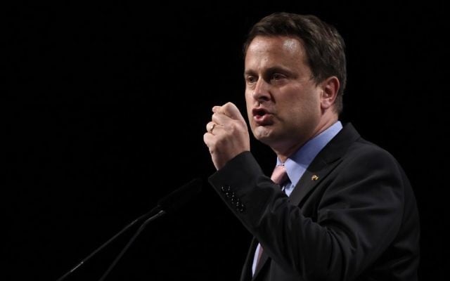 Le Premier ministre luxembourgeois Xavier Bettel lors d'un discours le 3 juin 2015 lors d'entretiens dans le cadre des Journées européennes du développement (eudevdays) événement de deux jours, tenue le 3 et 4 juin à Bruxelles. (Crédit : AFP PHOTO / JOHN THYS)