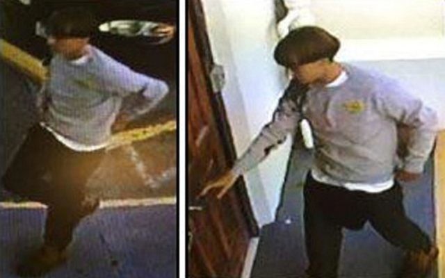 Cette capture d'écran de la vidéo de surveillance de la caméra de sécurité a été publiée par le département de Police de Charleston (Caroline du Sud) ; on y voit l'homme soupçonné d'avoir tué neuf personnes dans une fusillade dans une église. (Crédit : AFP PHOTO / CHARLESTON POLICE DERPARTMENT) Cette capture d'écran de la vidéo de surveillance de la caméra de sécurité a été publiée par le département de Police de Charleston (Caroline du Sud) ; on y voit l'homme soupçonné d'avoir tué neuf personnes dans une fusillade dans une église. (Crédit : AFP PHOTO / CHARLESTON POLICE DERPARTMENT)