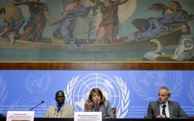 De gauche à droite : le membre de la Commission d'enquête sur le conflit de Gaza en 2014, Doudou Diene, la présidente de la commission, McGowan Davis, et l'officier d'Information pour le Bureau du Haut-Commissaire aux droits de l'homme, Rolando Gomez, assistant à une conférence de presse, le 22 juin 2015, aux bureaux des Nations unies à Genève.(Crédit : AFP / FABRICE COFFRINI)