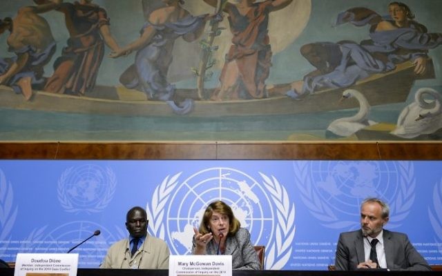De gauche à droite : le membre de la Commission d'enquête sur le conflit de Gaza en 2014, Doudou Diene, la présidente de la commission, McGowan Davis, et l'officier d'Information pour le Bureau du Haut-Commissaire aux droits de l'homme, Rolando Gomez, assistant à une conférence de presse, le 22 juin 2015, aux bureaux des Nations unies à Genève.(Crédit : AFP / FABRICE COFFRINI) De gauche à droite : le membre de la Commission d'enquête sur le conflit de Gaza en 2014, Doudou Diene, la présidente de la commission, McGowan Davis, et l'officier d'Information pour le Bureau du Haut-Commissaire aux droits de l'homme, Rolando Gomez, assistant à une conférence de presse, le 22 juin 2015, aux bureaux des Nations unies à Genève.(Crédit : AFP / FABRICE COFFRINI)