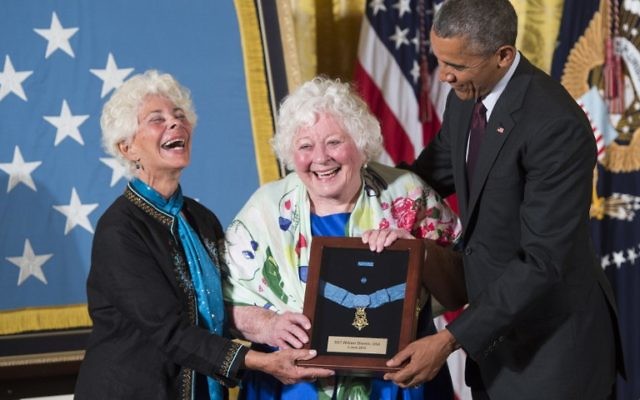 Le président américain Barack Obama présente la Médaille d'Honneur à Elsie Shemin-Roth (C) et Ina Bass (G), qui l'ont accepté, au nom de leur défunt père, le sergent de l'armée William Shemin, pour ses actions en France pendant la Première Guerre mondiale, au cours d'une cérémonie à la Maison Blanche à Washington, DC, le 2 juin, 2015. Obama a également décerné une médaille d'honneur de la fin à Henry Johnson pour ses actions, également au cours de la Première Guerre mondiale (Crédit : AFP PHOTO / SAUL LOEB)