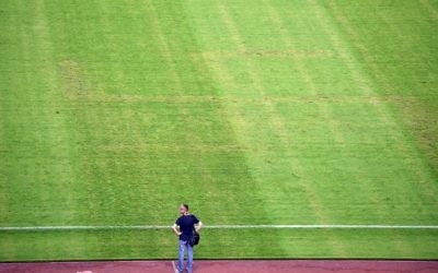 Un homme regarde le terrain où apparait une croix gammée après le match de qualification de football Euro 2016 entre la Croatie et l'Italie au stade Poljud à Split le 12 juin 2015 (Crédit : AFP PHOTO / ANDREJ ISAKOVIC)