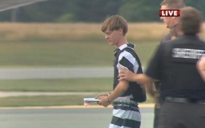 Dans une capture écran de WBTV News, le suspect Dylann Roof est escorté par la police avant son extradition vers Charleston. (Crédit : AFP/ WBTV NEWS/ HO)