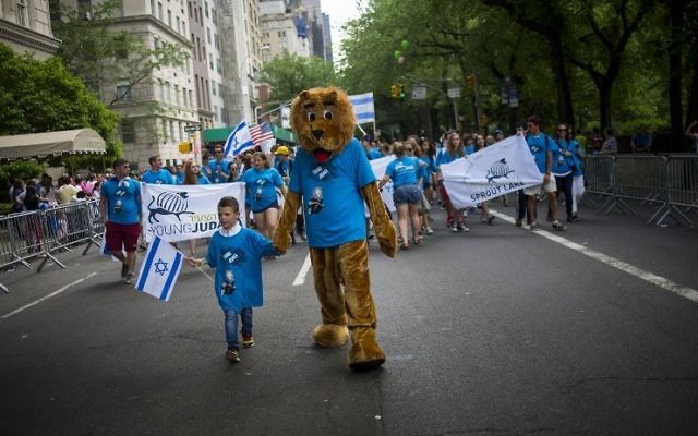 Pendant la parade Celebrate Israel, le long de la Cinquième Avenue, le 31 mai 2015 à New York (Crédit : Eric Thayer / Getty Images / AFP)