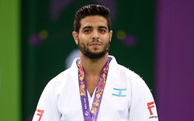 Le judoka israélien Sagi Muki, sa médaille d'or au cou, aux Jeux Européens de Bakou, en Azerbaïdjan, le 27 juin 2015. (Crédit : Amit Shissel/comité olympique israélien) Le judoka israélien Sagi Muki, sa médaille d'or au cou, aux Jeux Européens de Bakou, en Azerbaïdjan, le 27 juin 2015. (Crédit : Amit Shissel/comité olympique israélien)