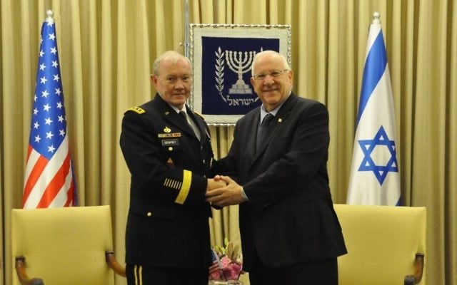 Le président Rivlin et le général Dempsey, président du Joint Chiefs of Staff des États-Unis (Crédit : Porte-parole du président) Le président Rivlin et le général Dempsey, président du Joint Chiefs of Staff des États-Unis (Crédit : Porte-parole du président)