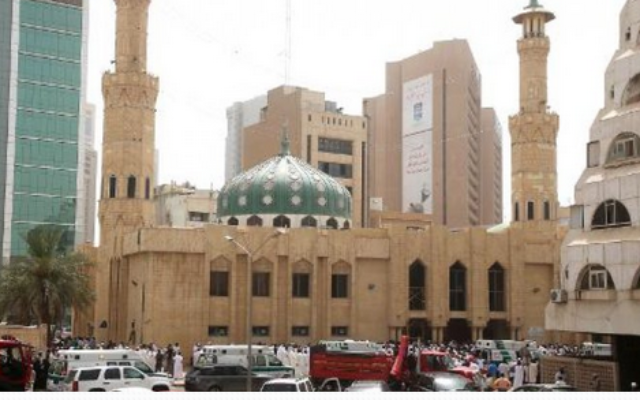 Les forces de sécurité et les personnels médicaux devant la mosquée chiite Al-Imam al-Sadeq à Kuwait City, le 26 juin 2015 (Capture d'écran AFP) Les forces de sécurité et les personnels médicaux devant la mosquée chiite Al-Imam al-Sadeq à Kuwait City, le 26 juin 2015 (Capture d'écran AFP)