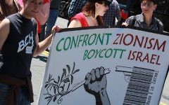 Illustration. Des panneaux appelant au boycott d'Israël lors d'une manifestation anti-Israël à San Francisco, en avril 2011. (Crédit : CC BY dignidadrebelde, Flickr)