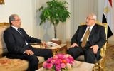 Le procureur général Hicham Barakat (à gauche) avec le président égyptien par intérim Adly Mansour, au Caire, le 10 juillet 2013. (Crédit :  AFP)