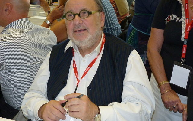 Serge Moati au 24e Festival du Livre de Mouans-Sartoux, en 2011 (Crédit  : Frantogian/CC BY SA 3.0)