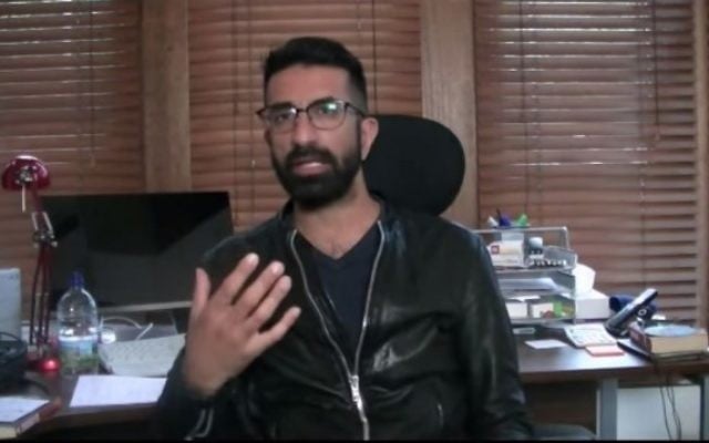 Asghar Bukhari explique dans une vidéo comment sa chaussure a disparu. (Capture d'écran: YouTube) Asghar Bukhari explique dans une vidéo comment sa chaussure a disparu. (Capture d'écran: YouTube)