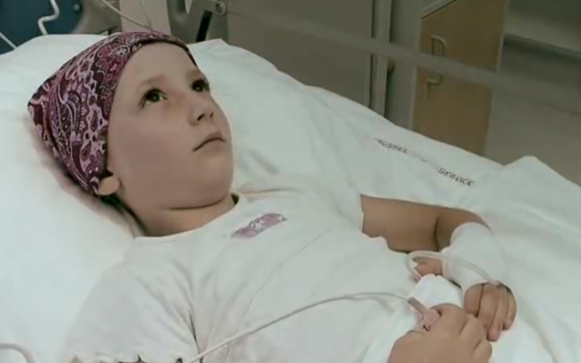 Capture d’écran d'un enfant malade du cancer (Crédit : YouTube)