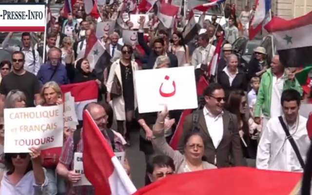 Capture d'écran de la vidéo de la manifestation des sympathisants des chrétiens d'Orient scandant 'Israël assassin', à Paris, le 20 juin 2015 (Youtube) Capture d'écran de la vidéo de la manifestation des sympathisants des chrétiens d'Orient scandant 'Israël assassin', à Paris, le 20 juin 2015 (Youtube)