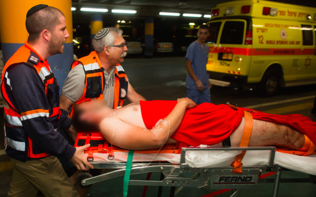 L'un des quatre Israéliens blessés à Chvout Rahel - 29 juin 2015 (Crédit : Flash 90) L'un des quatre Israéliens blessés à Chvout Rahel - 29 juin 2015 (Crédit : Flash 90)