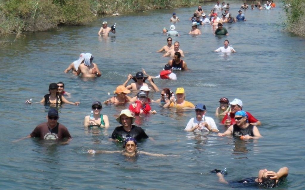 Des Israéliens nagent dans le Jourdain, en 2009. (Crédit : Haim Azulay/Flash90)