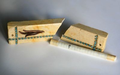 Photo illustrative d'une mezuza brisée (Chen Leopold/Flash90)