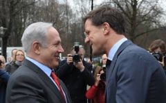 Le Premier ministre Benjamin Netanyahu, à gauche, et son homologue néerlandais, Mark Rutte, à La Haye, aux Pays-Bas, en janvier 2012. (Crédit : Amos Ben Gershom/GPO/Flash90)