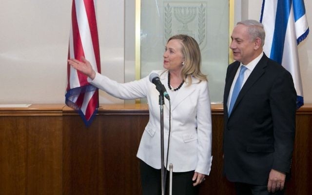 Le Premier ministre Benjamin Netanyahu et Hillary Clinton, alors secrétaire d'Etat américaine, dans le bureau de Netanyahu, à Jérusalem, en juillet 2012. (Crédit : Ohad Zwigenberg/Pool/Flash90) Le Premier ministre Benjamin Netanyahu et Hillary Clinton, alors secrétaire d'Etat américaine, dans le bureau de Netanyahu, à Jérusalem, en juillet 2012. (Crédit : Ohad Zwigenberg/Pool/Flash90)