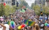 Des milliers de personnes assistent à la parade annuelle de la Gay Pride à Tel Aviv, le 13 juin 2014. (Crédit : Yonatan Sindel / Flash90)
