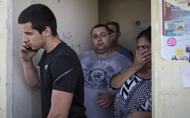 Des Israéliens se mettent à couvert dans un abri de rue  tandis que l'alerte rouge sonne à Sderot, dans le sud d'Israël, le troisième jour de l'opération Bordure protectrice, jeudi 10 juillet 2014. (Crédit : Hadas Parush / Flash90)