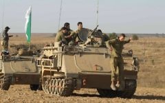 Des soldats israéliens à la frontière sud d'Israël avec Gaza, le huitième jour de l'opération Bordure protectrice, le 15 juillet 2014 (Crédit : Yossi Aloni / Flash90)