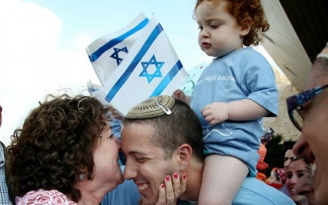 De nouveaux immigrants nord-américains à leur arrivée en Israël, en août 2014. (Crédit : Gideon Markowicz/FLASH90) De nouveaux immigrants nord-américains à leur arrivée en Israël, en août 2014. (Crédit : Gideon Markowicz/FLASH90)