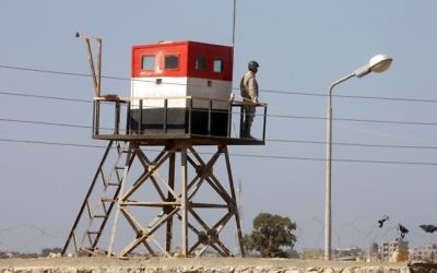 Une photo prise du côté palestinien de la frontière de Rafah, dans le sud de la bande de Gaza, montre un soldat égyptien sur une tour de garde du côté égyptien, le 26 octobre 2014. (Crédit : Abed Rahim Khatib / Flash90)