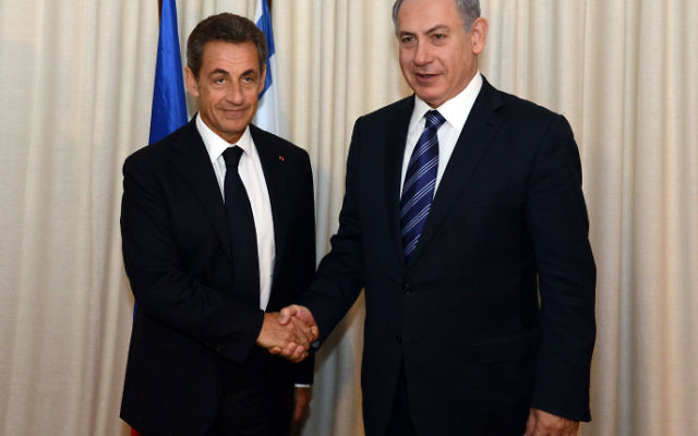 Le Premier ministre Benjamin Netanyahu (à droite) rencontre l'ancien président français Nicolas Sarkozy, à Paris, France, le 12 janvier 2015 (Crédit : Haim Zach / GPO) Le Premier ministre Benjamin Netanyahu (à droite) rencontre l'ancien président français Nicolas Sarkozy, à Paris, France, le 12 janvier 2015 (Crédit : Haim Zach / GPO)