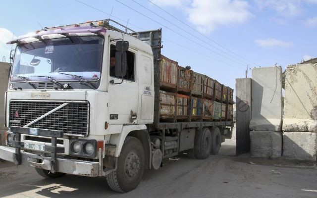 Un camion chargé de marchandises entre dans la bande de Gaza depuis Israël via le passage de Kerem Shalom, dans le sud de la bande de Gaza, le 15 mars 2015. (Crédit : Abed Rahim Khatib/Flash90) Un camion chargé de marchandises entre dans la bande de Gaza depuis Israël via le passage de Kerem Shalom, dans le sud de la bande de Gaza, le 15 mars 2015. (Crédit : Abed Rahim Khatib/Flash90)