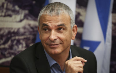 Moshe Kahlon, ministre des Finance et chef du parti Koulanou, au ministère des Finances, à Jérusalem, le 18 mai 2015. (Crédit : Hadas Parush/Flash90)