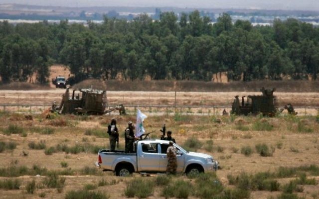 Des militants palestiniens de la branche armée du Hamas, patrouillent près d'une zone de la frontière israélienne avec Rafah dans le sud de la bande de Gaza, le 3 juin 2015 (Crédit : Abed Rahim Khatib / Flash90)