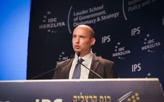 Le ministre de l'Éducation Naftali Bennett à la Conférence d'Herzliya, le 7 juin 2015 (Crédit : Flash90)