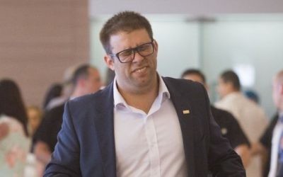 Le député du Likud, Oren Hazan arrivant à une réunion du Likud à la Knesset, le 8 juin 2015. (Crédit : Miriam Alster / Flash90)