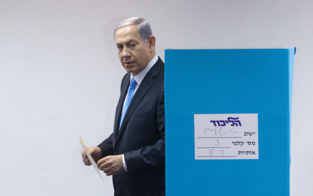 Le Premier ministre Benjamin Netanyahu au bureau de vote à Jérusalem, le 14 juin 2015 (Crédit : Miriam Alster / FLASH90)